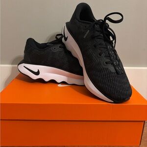 Nike Women’s Motiva Black and White Shoes Sz 10.5